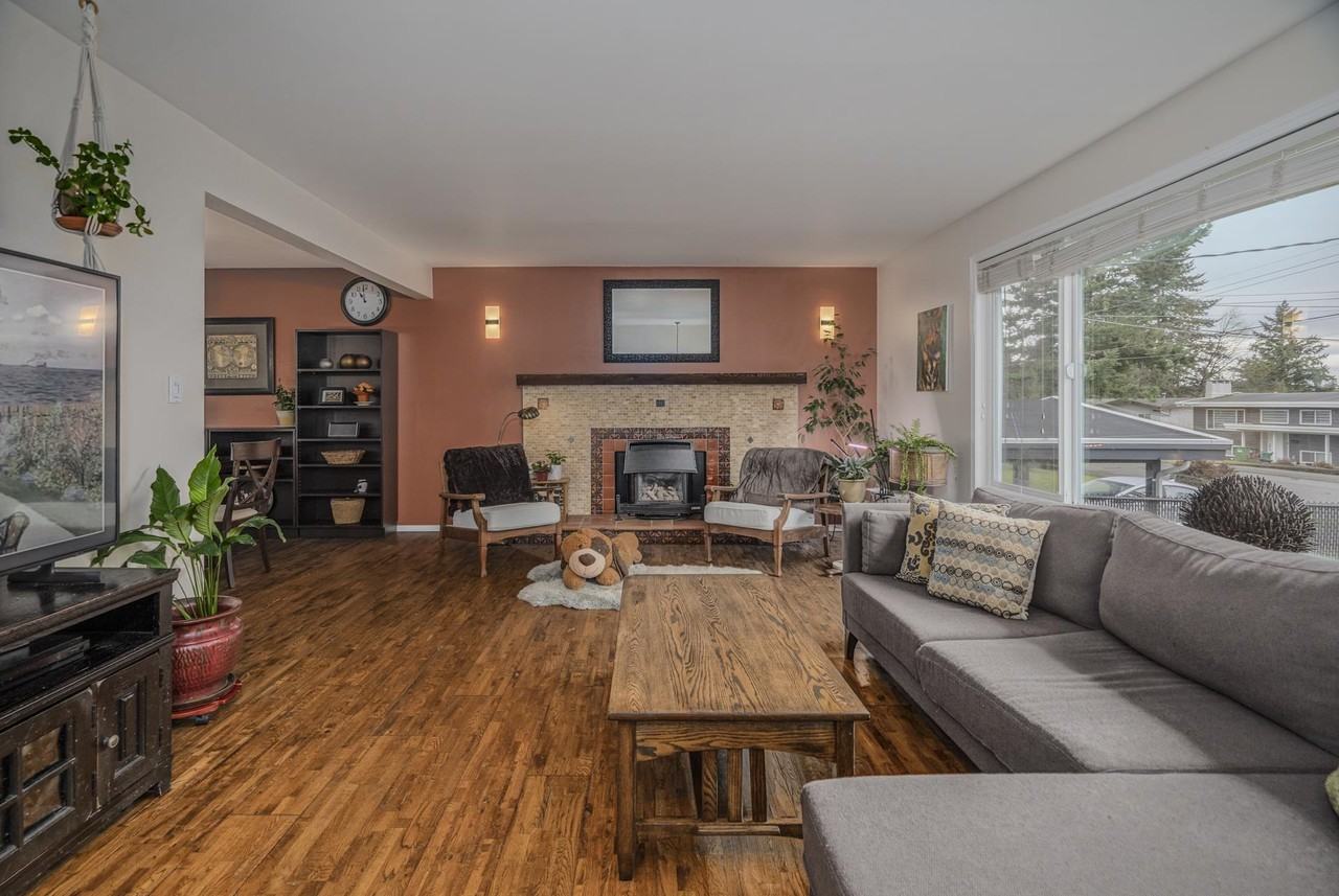 2124 Topaz St - Photo 3 of 24