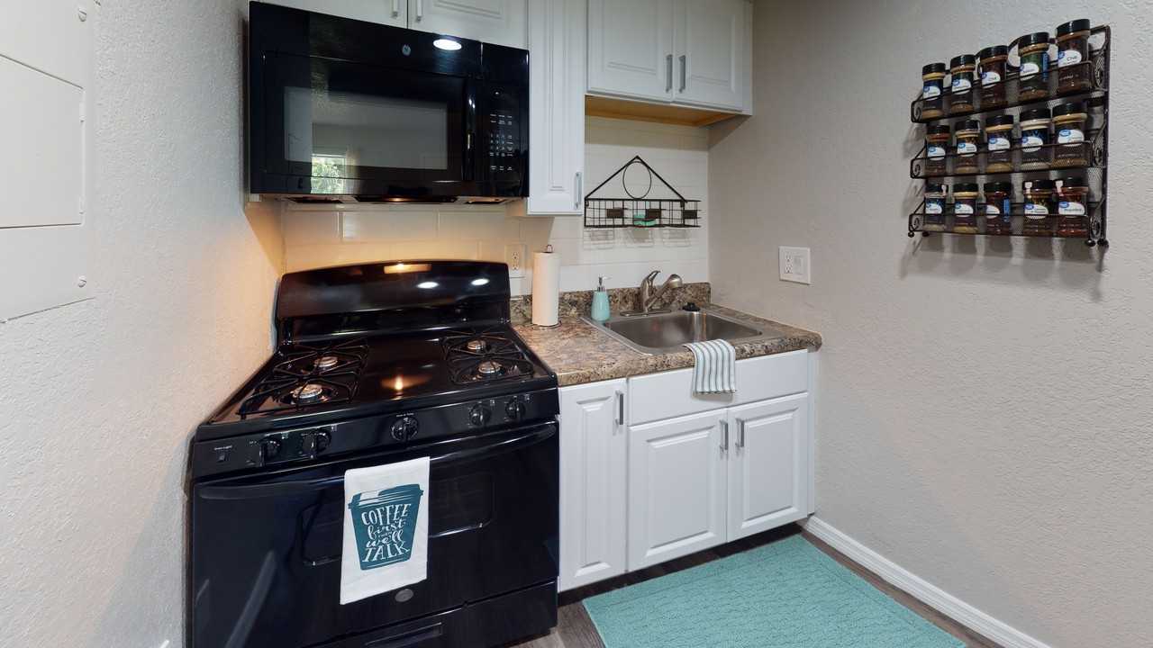 Sunpointe Place Apartments - Photo 4 of 36