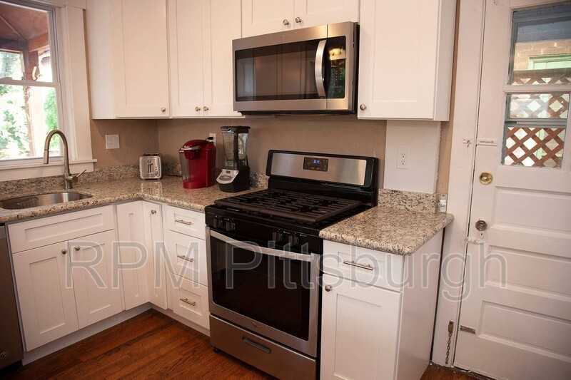 943 Flemington St - Photo 2 of 16