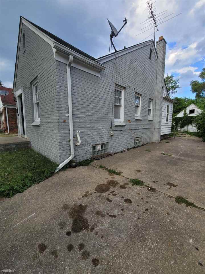 11696 Lansdowne St - Photo 2 of 10