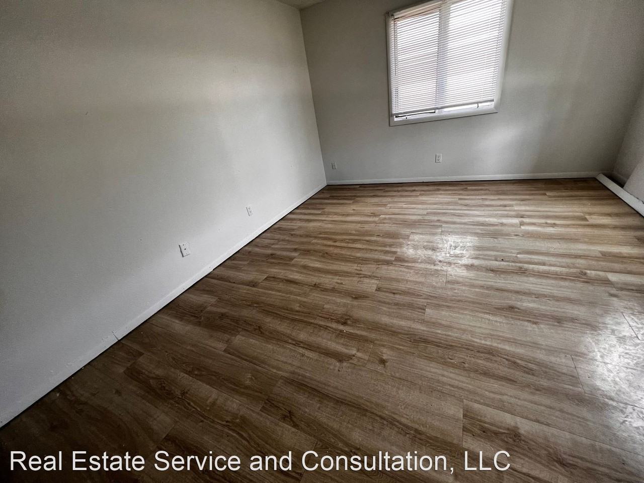 542 W Miller St. - Photo 2 of 4