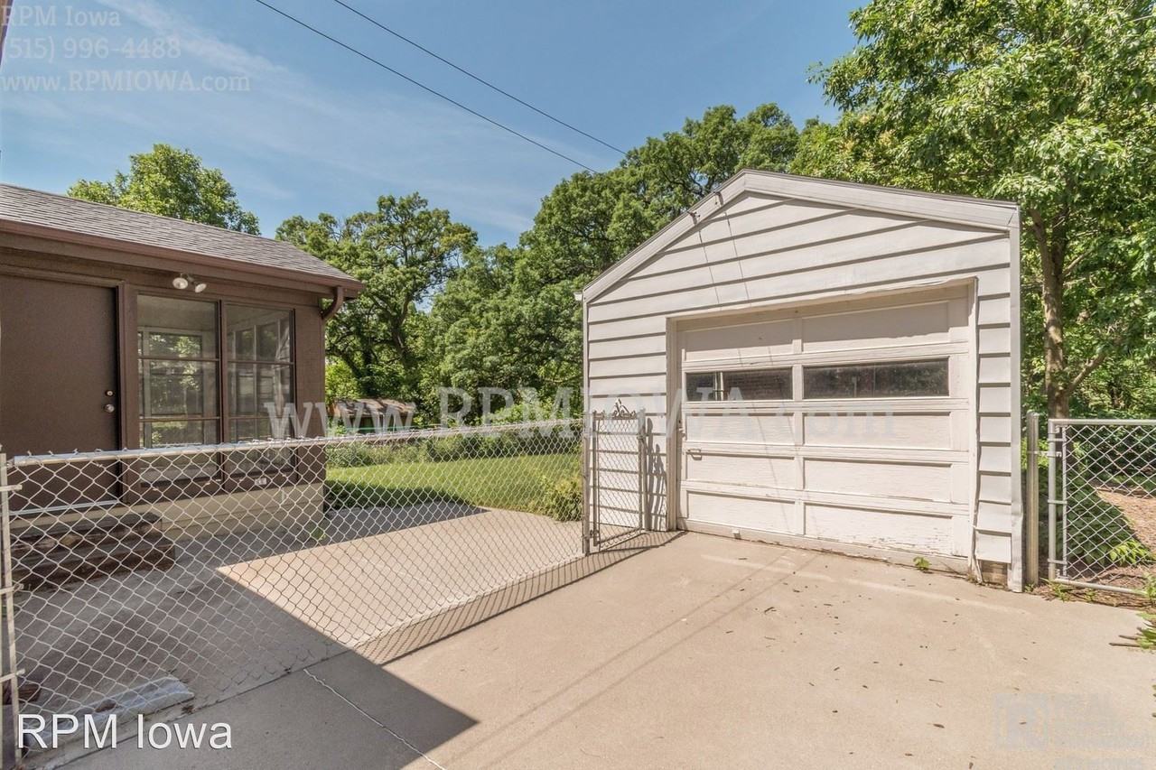 302 31st St - Photo 3 of 15