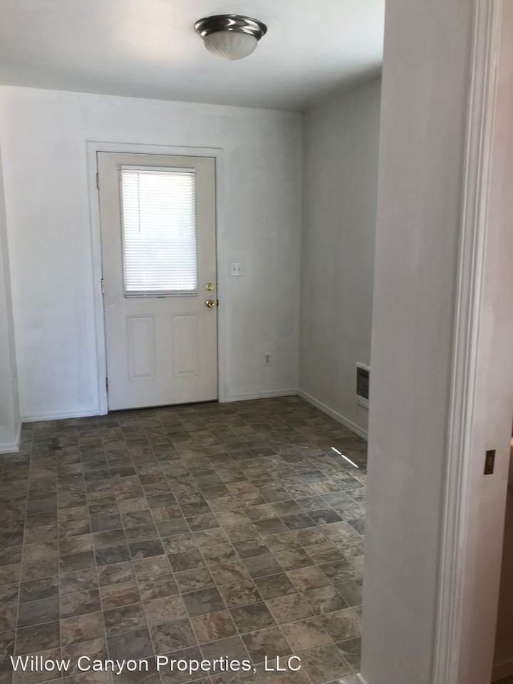 174/178 SW "I" Street - Photo 2 of 4