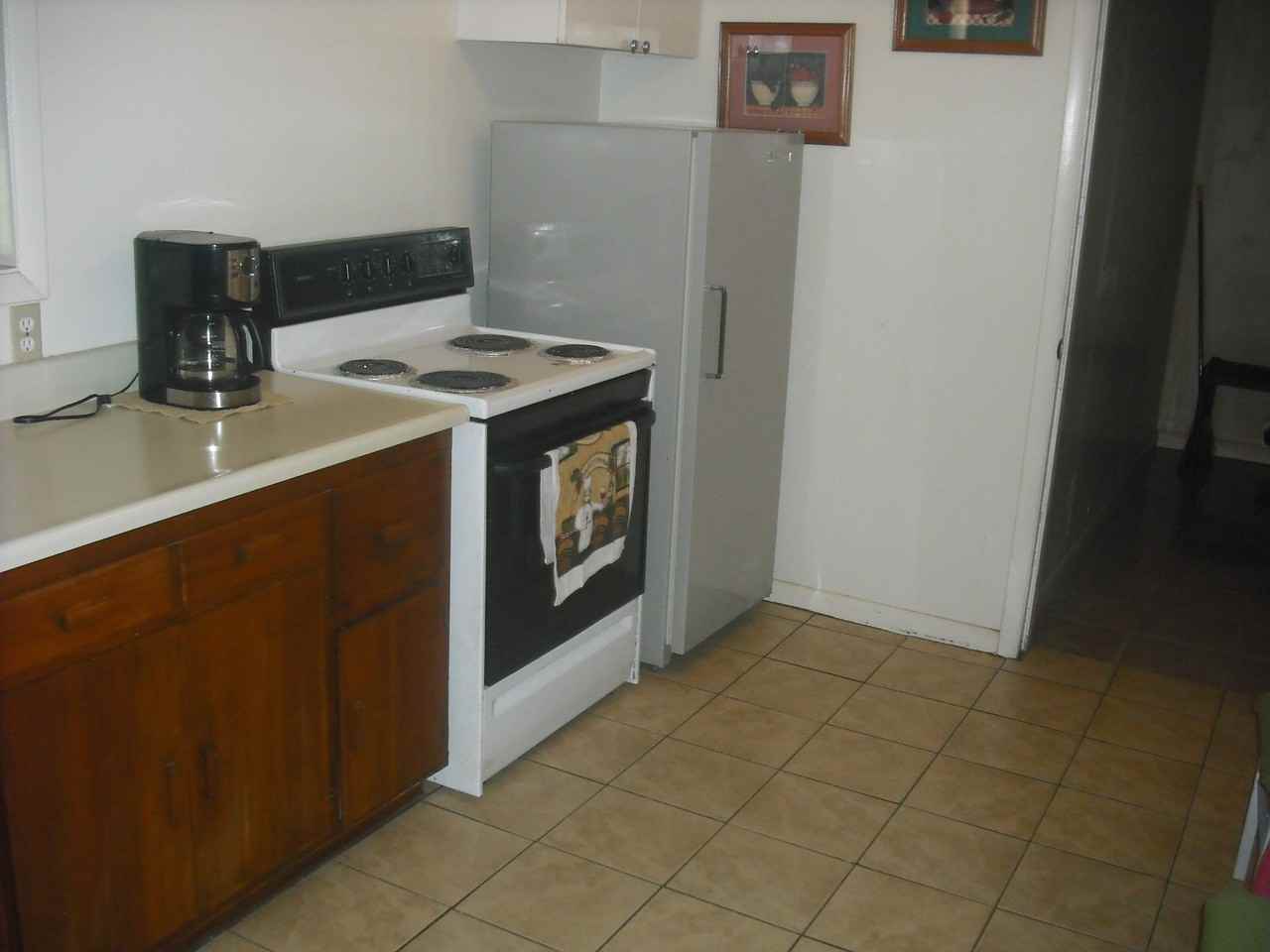 1284 Harrop St - Photo 2 of 8