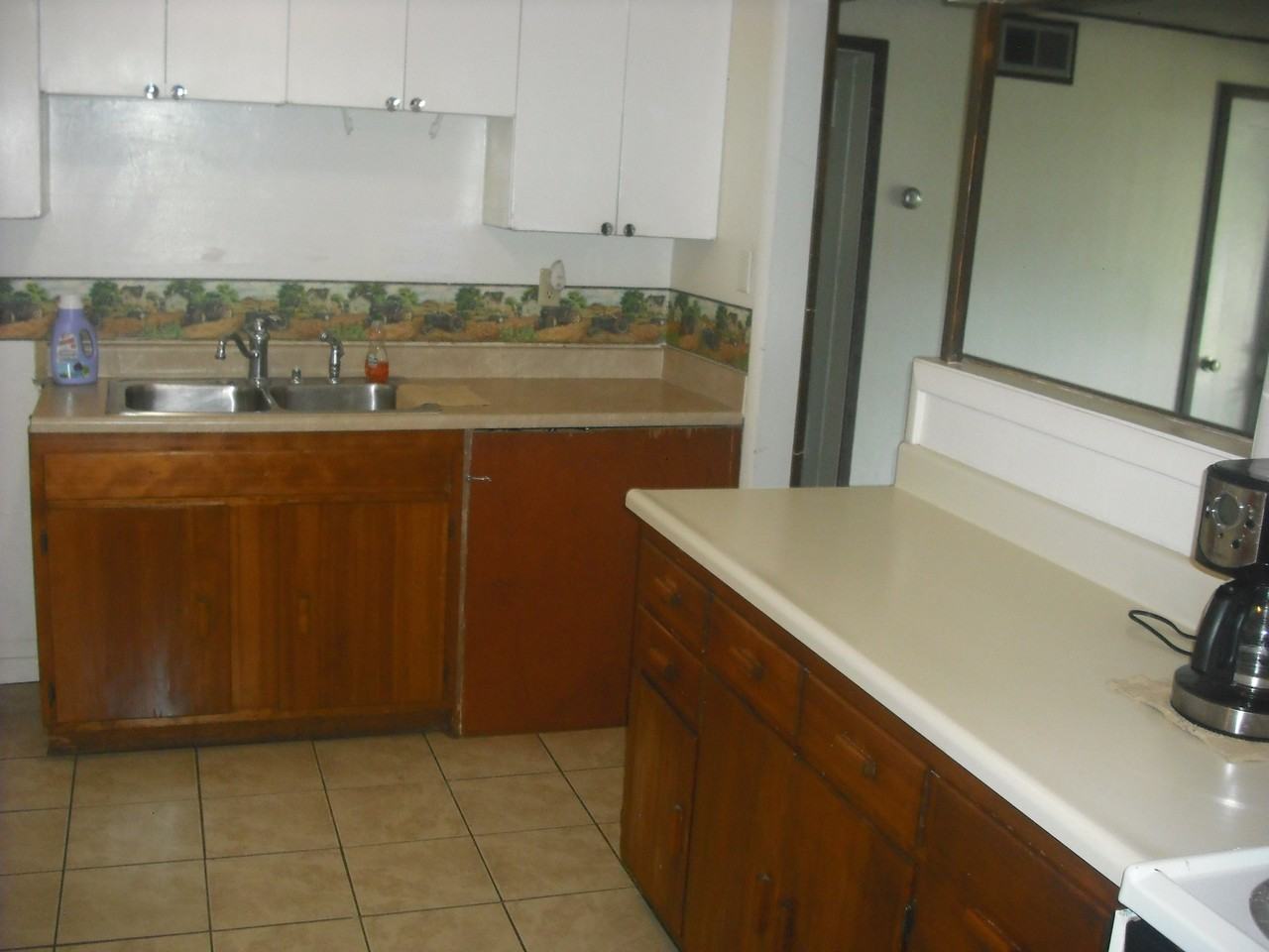 1284 Harrop St - Photo 3 of 8