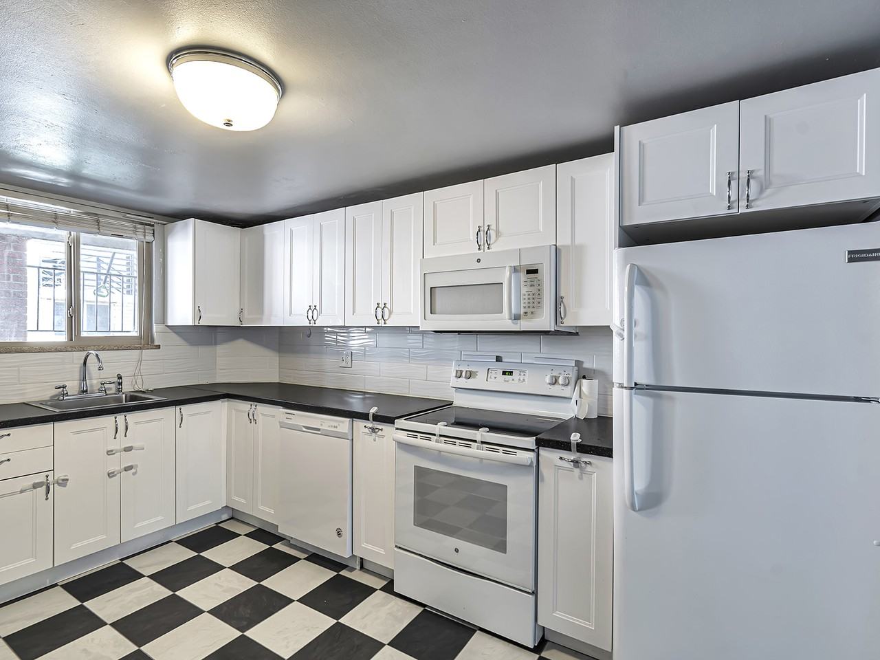 1877 S Jackson St - Photo 3 of 14