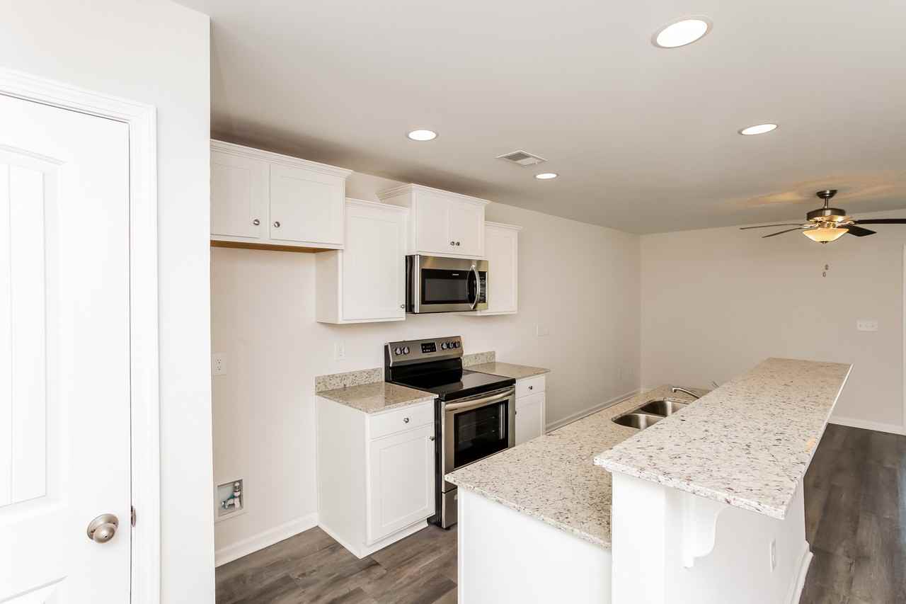 208 Royal Way - Photo 3 of 15