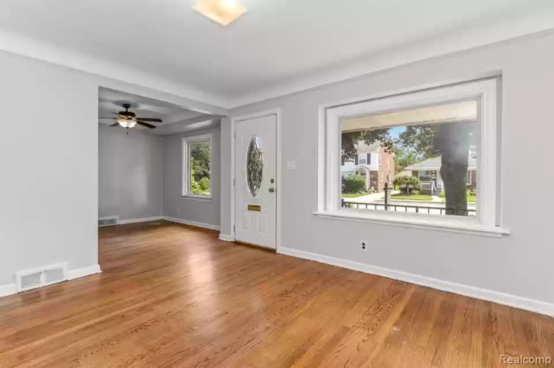 23912 Hollander St - Photo 2 of 12