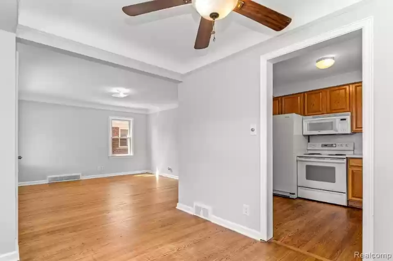 23912 Hollander St - Photo 3 of 12