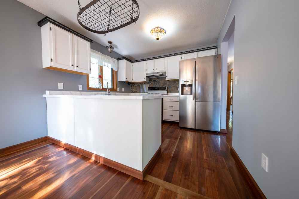 325 Warner Ave N - Photo 2 of 28