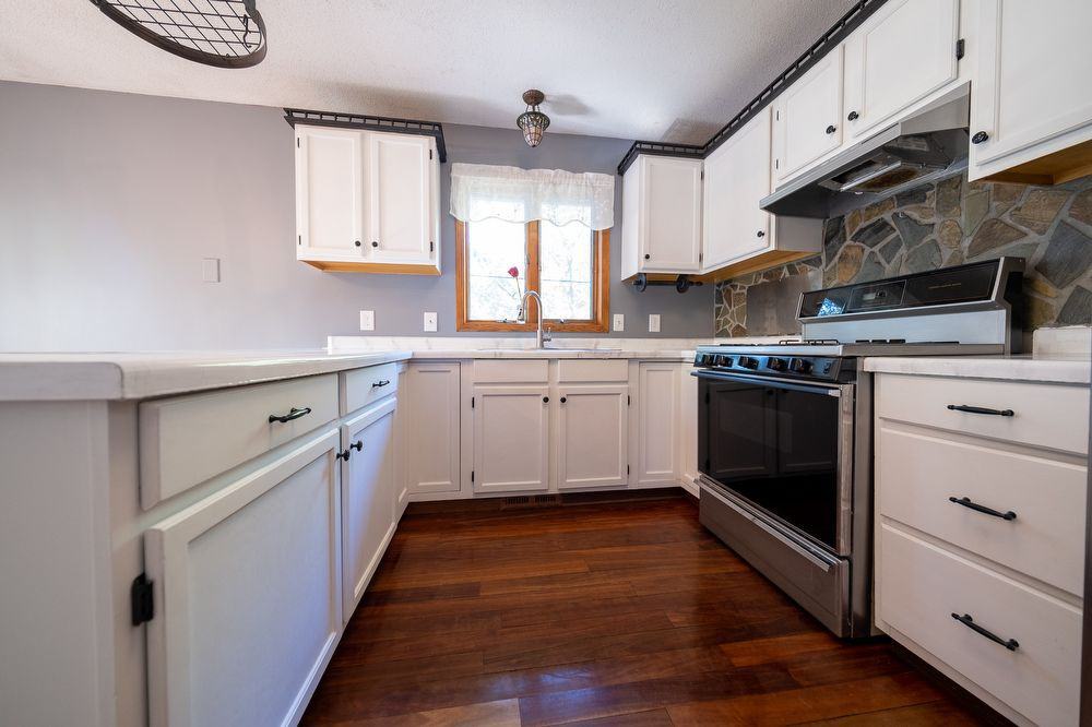 325 Warner Ave N - Photo 3 of 28