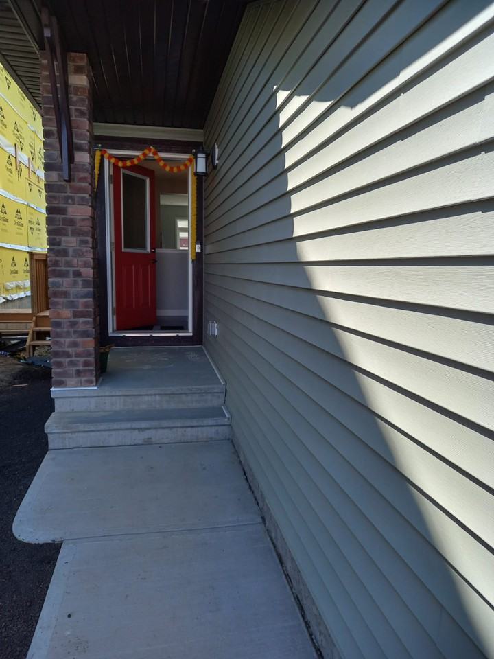 5115 21A Avenue Southwest - Photo 2 of 15