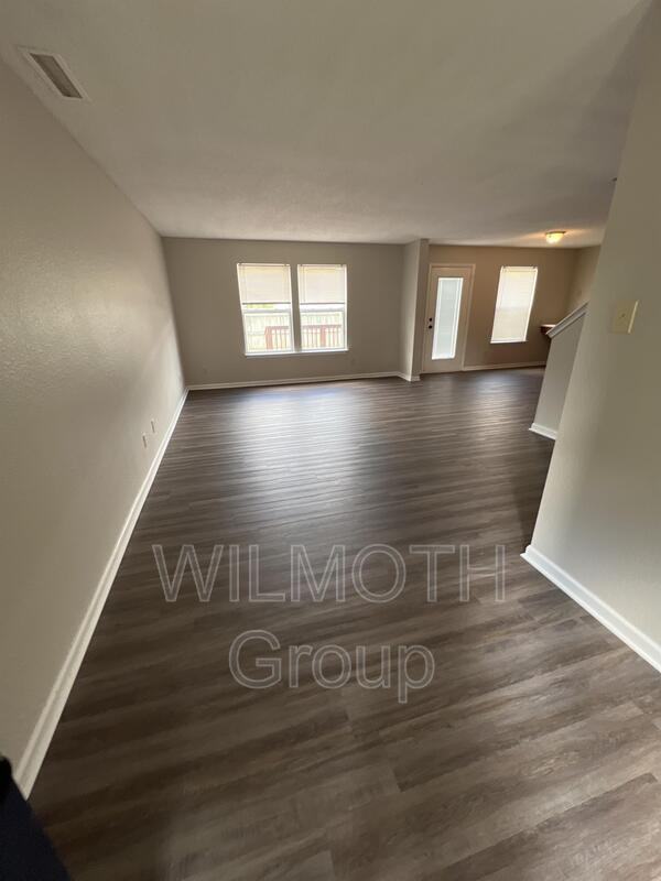 4520 Connaught East Dr - Photo 3 of 10