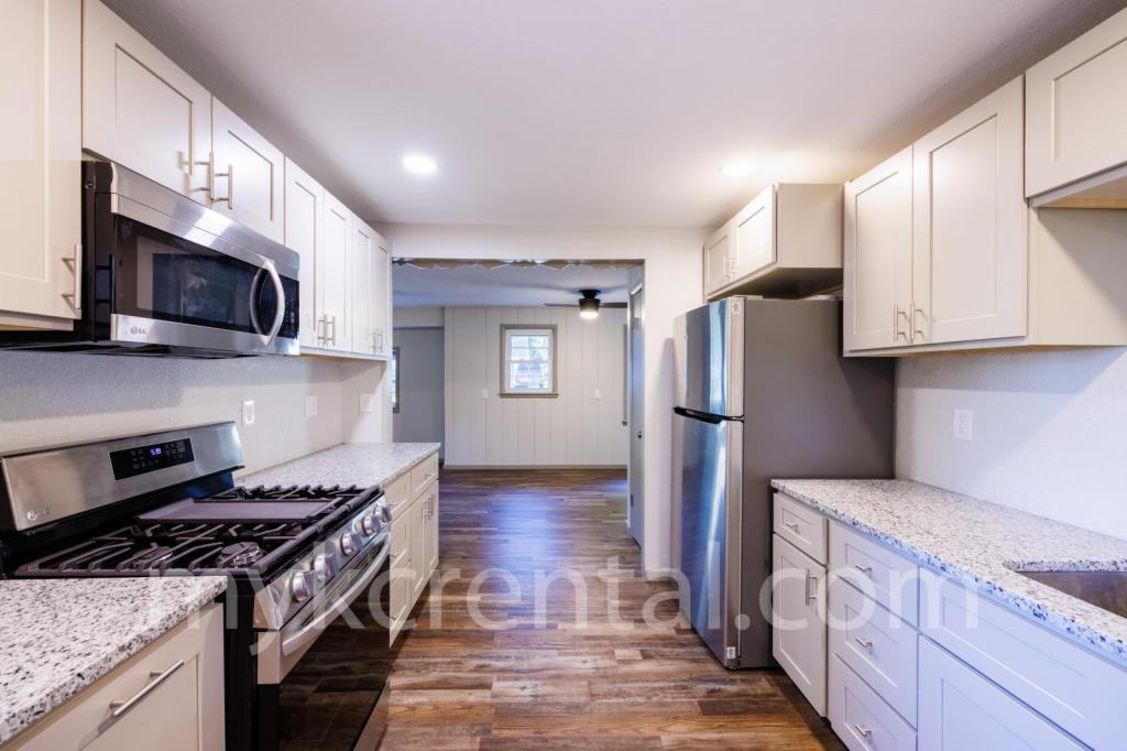 7915 W 59th Ter - Photo 3 of 22