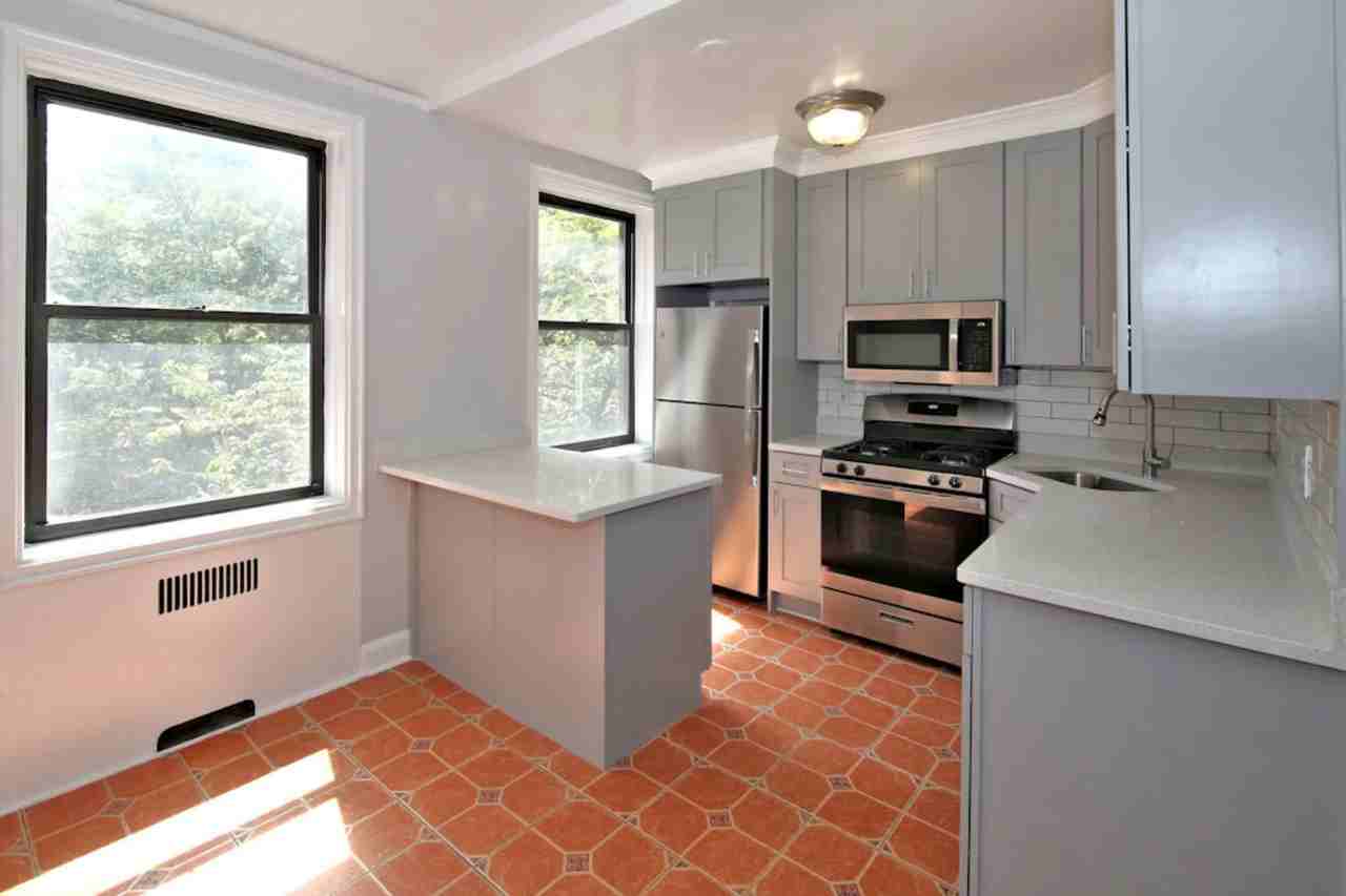 413 Larchmont Acres Apt C - Photo 2 of 10