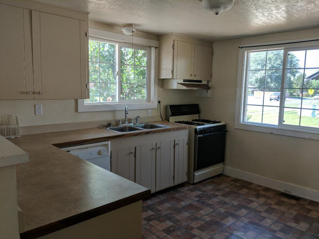 218 Center St W - Photo 2 of 22