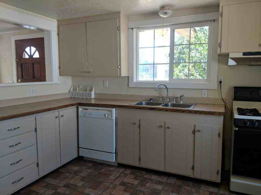 218 Center St W - Photo 3 of 22