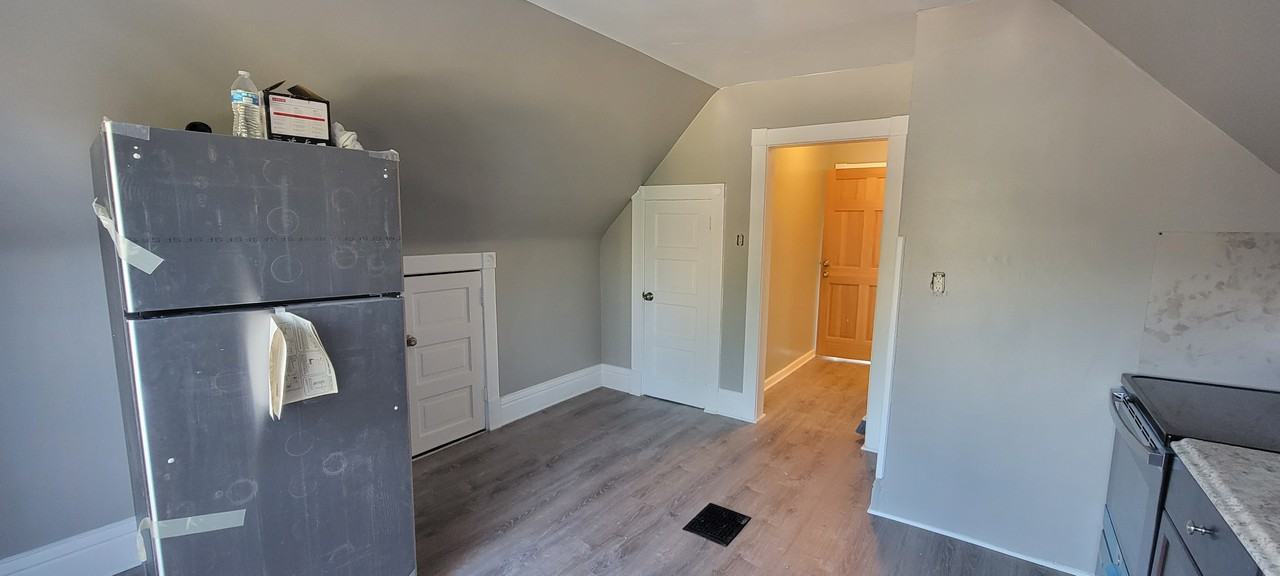 1042 N Clarkson St - Photo 3 of 11