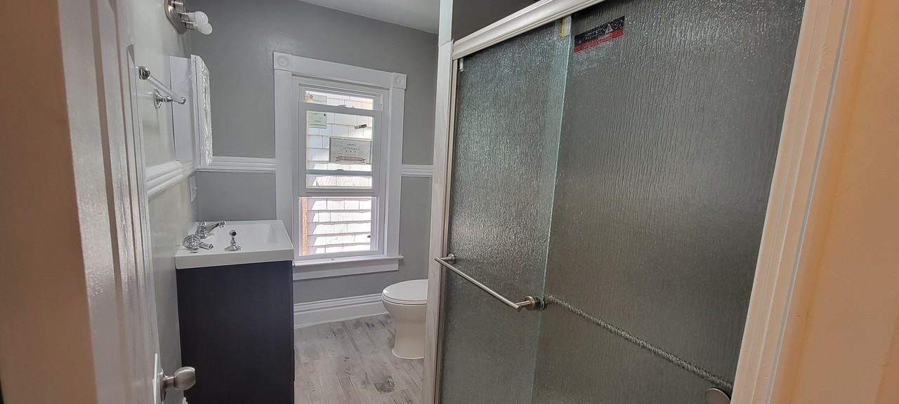 1042 N Clarkson St - Photo 5 of 11