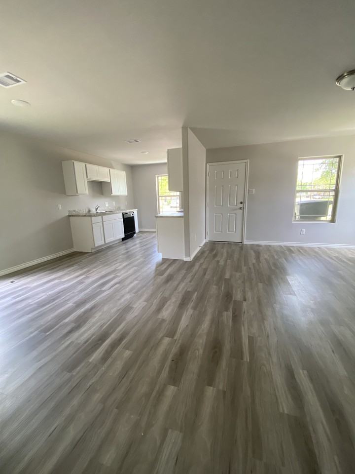 1101 9th St - Photo 3 of 10