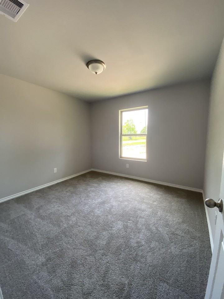 1101 9th St - Photo 7 of 10