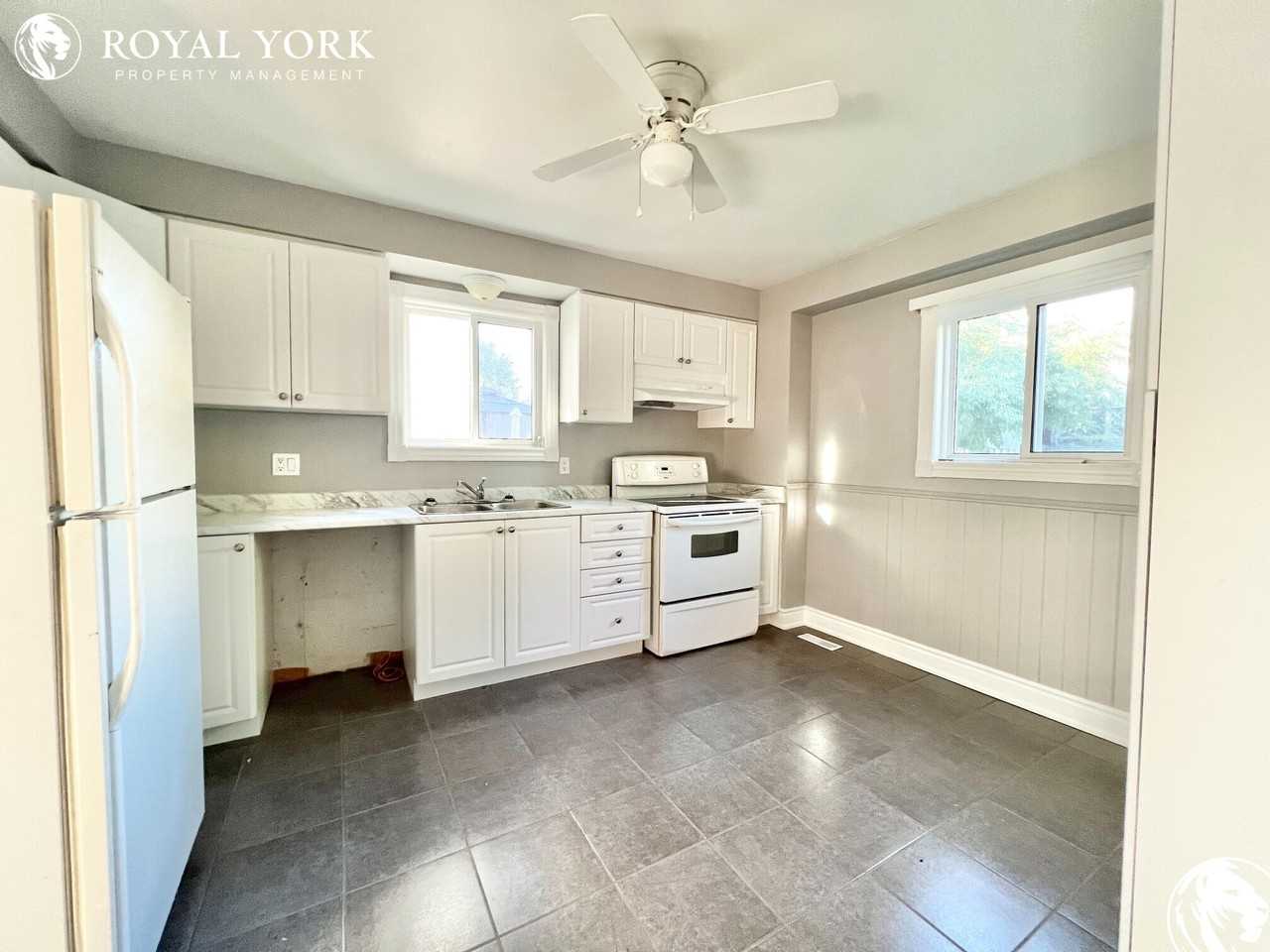 1275 Northbrook St - Photo 2 of 33
