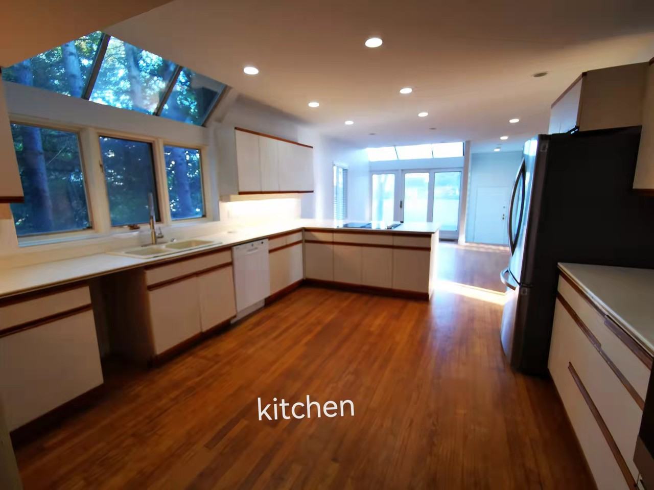 1491 Devonshire Cres - Photo 3 of 14