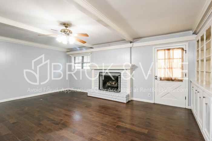 4670 S Oxford Ave - Photo 3 of 20