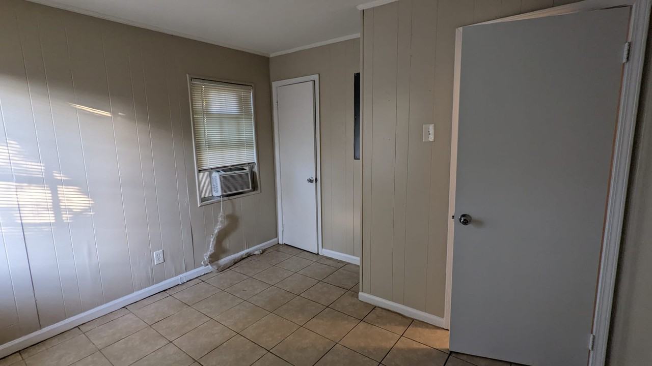 105 E 11th. St. SE 6 #6 - Photo 3 of 23