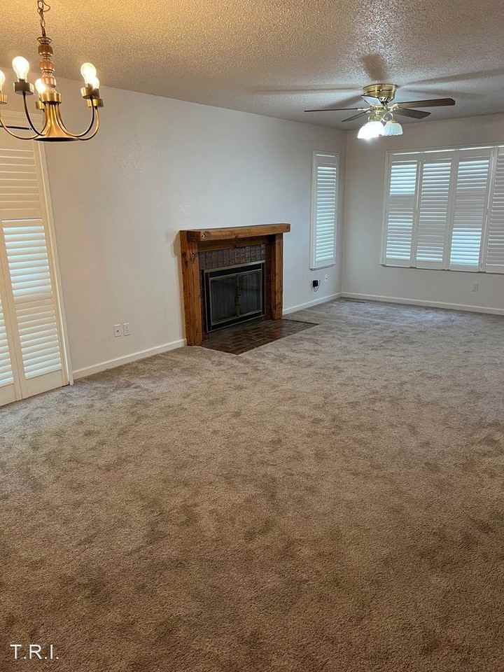 4619 W 5th St - Photo 3 of 17