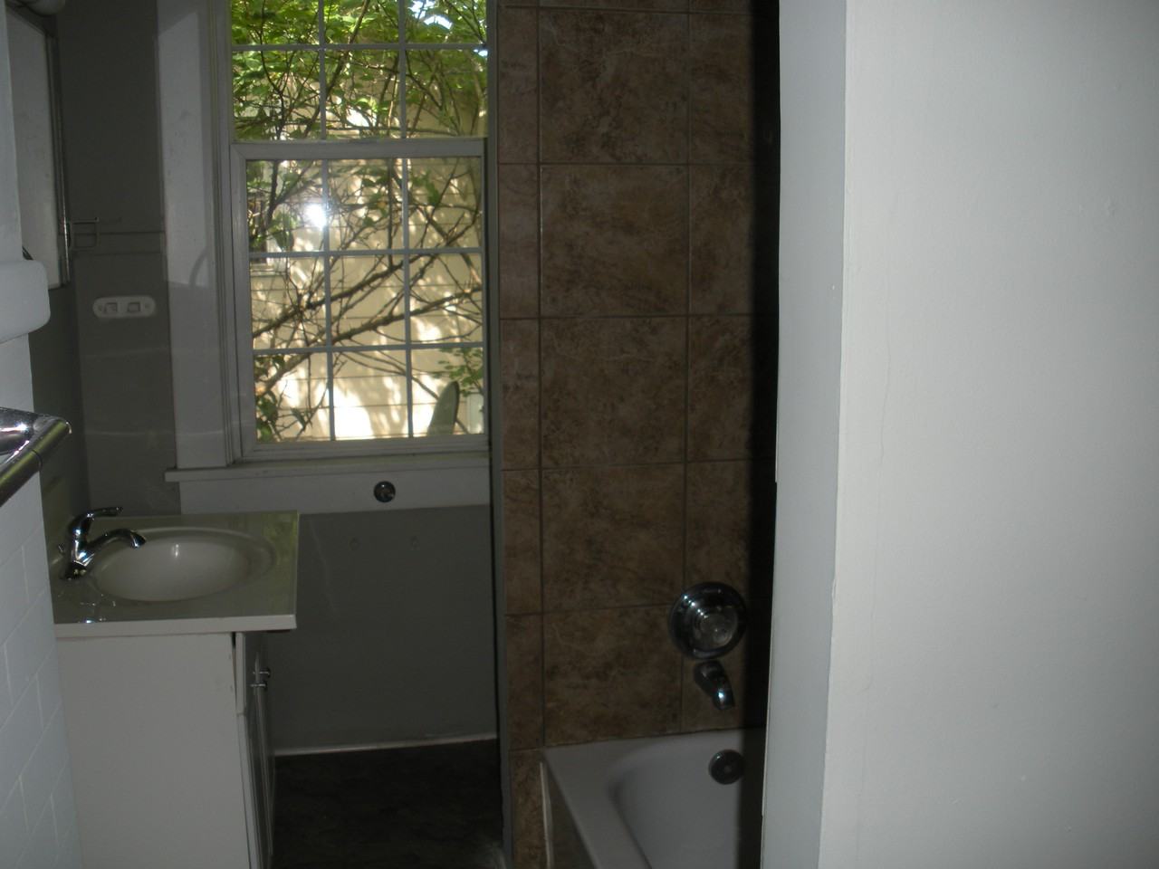 1502 1/2 N 13th St - Photo 3 of 5