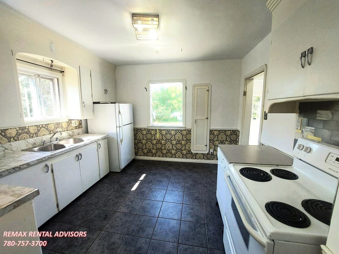 11240 102 St Nw - Photo 3 of 20