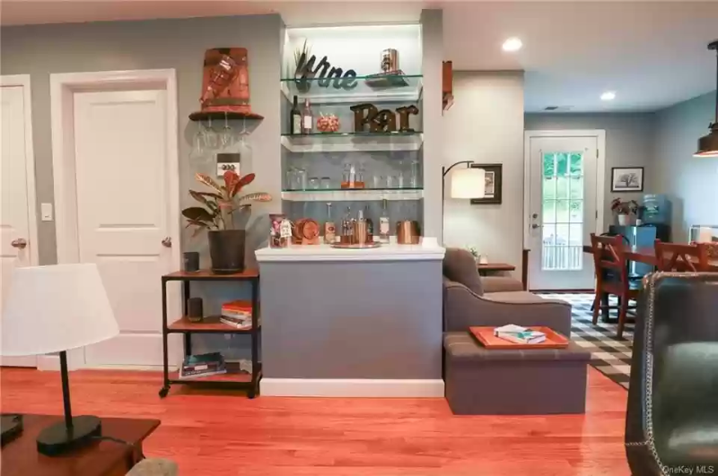 33 Ticonderoga Rd - Photo 3 of 5