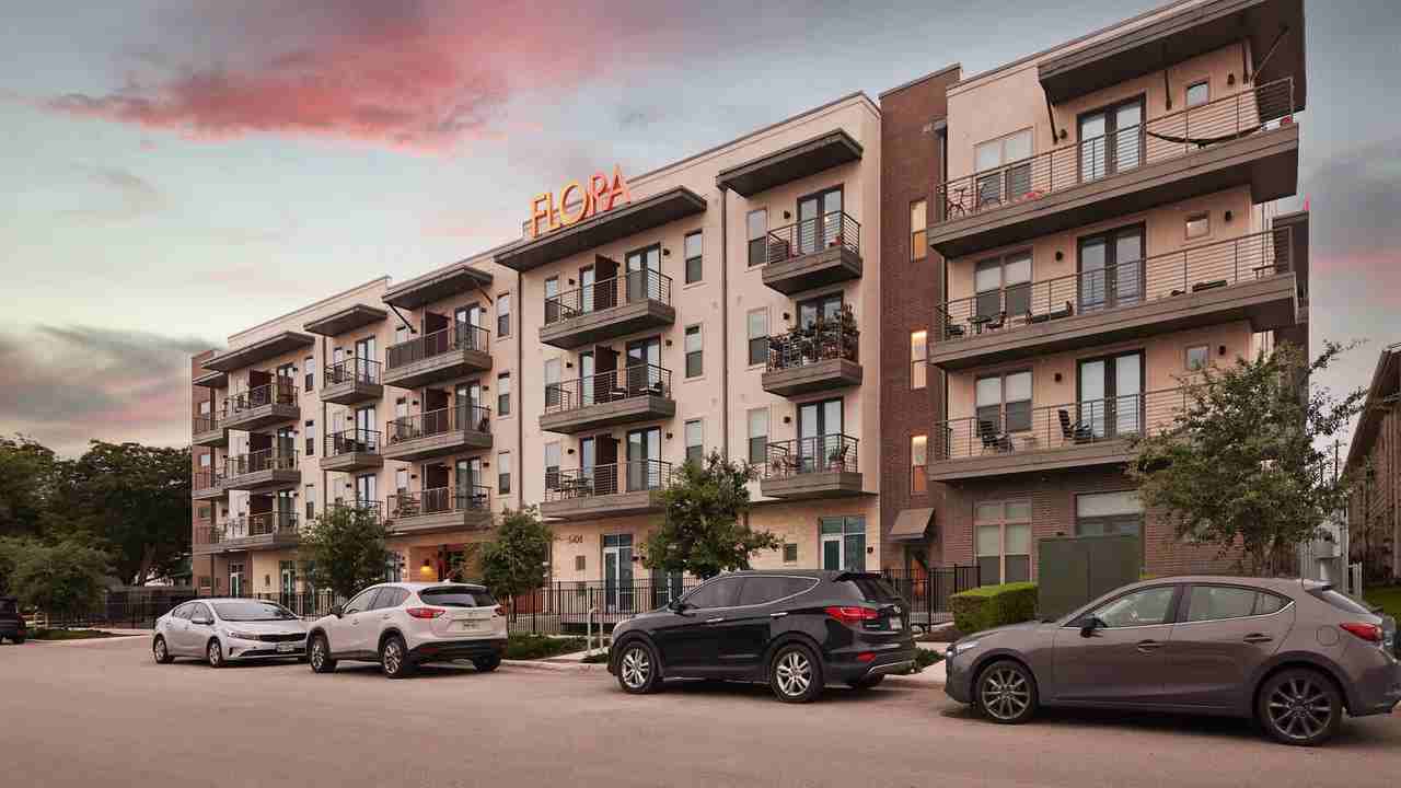 Flora - Photo 2 of 50