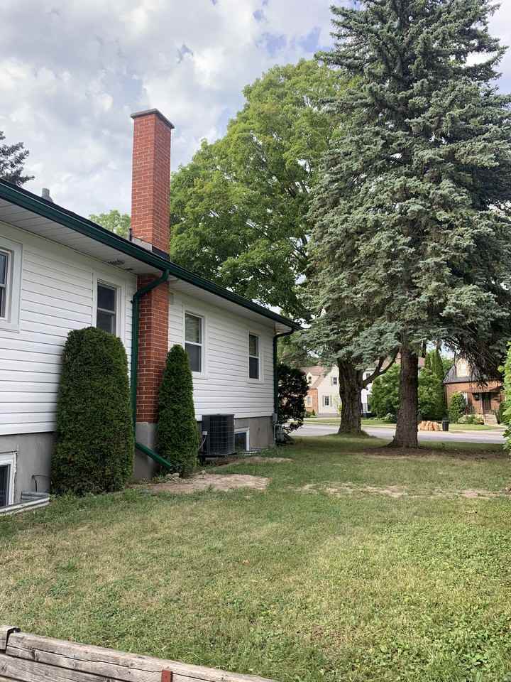 745 Downie Street - Photo 3 of 24