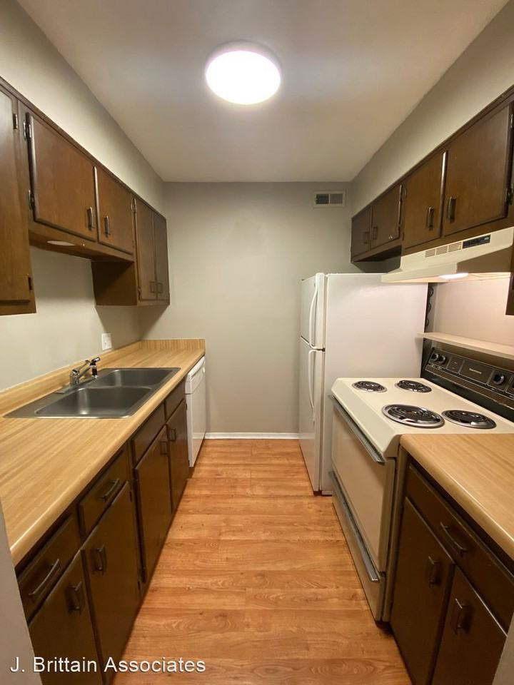 801 Collins Place SE - Photo 2 of 10