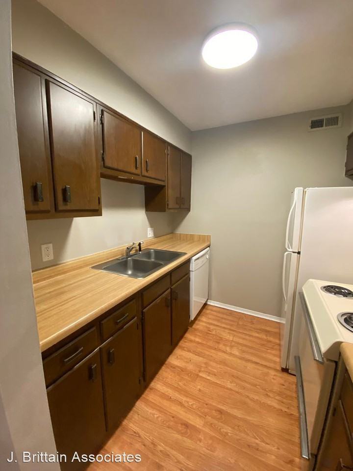 801 Collins Place SE - Photo 3 of 10