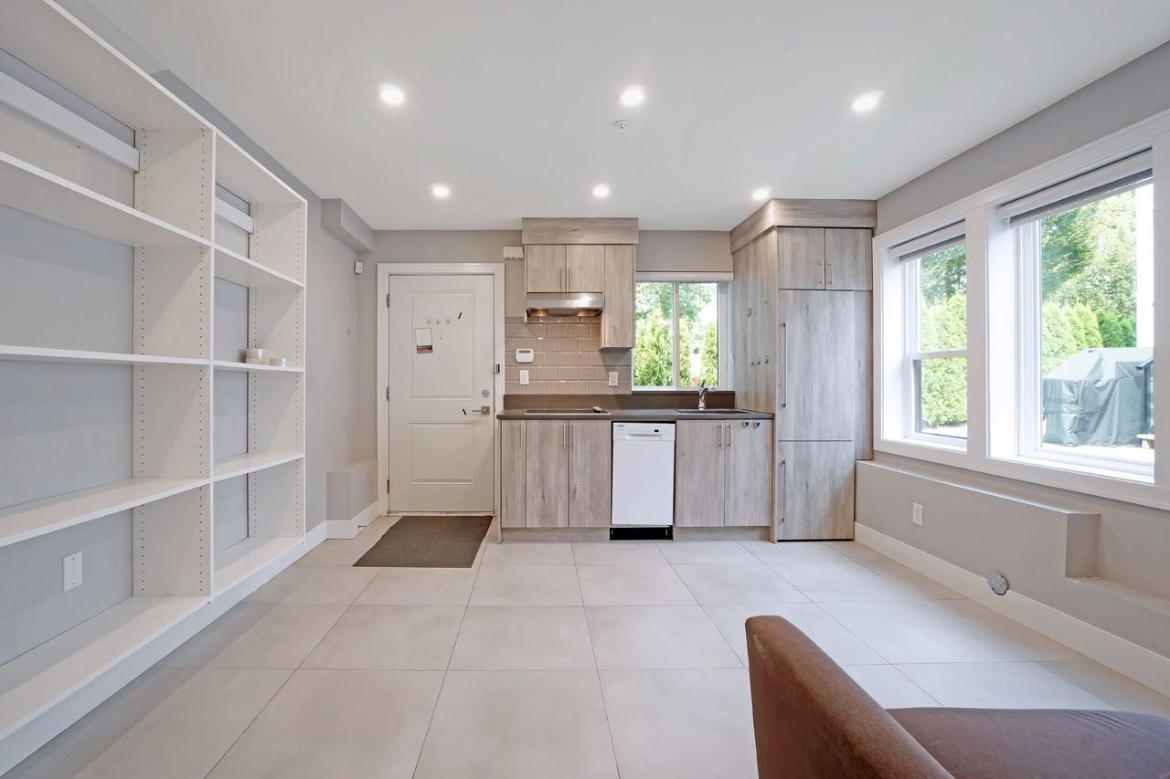 2828 East 51st Avenue - Photo 6 of 18