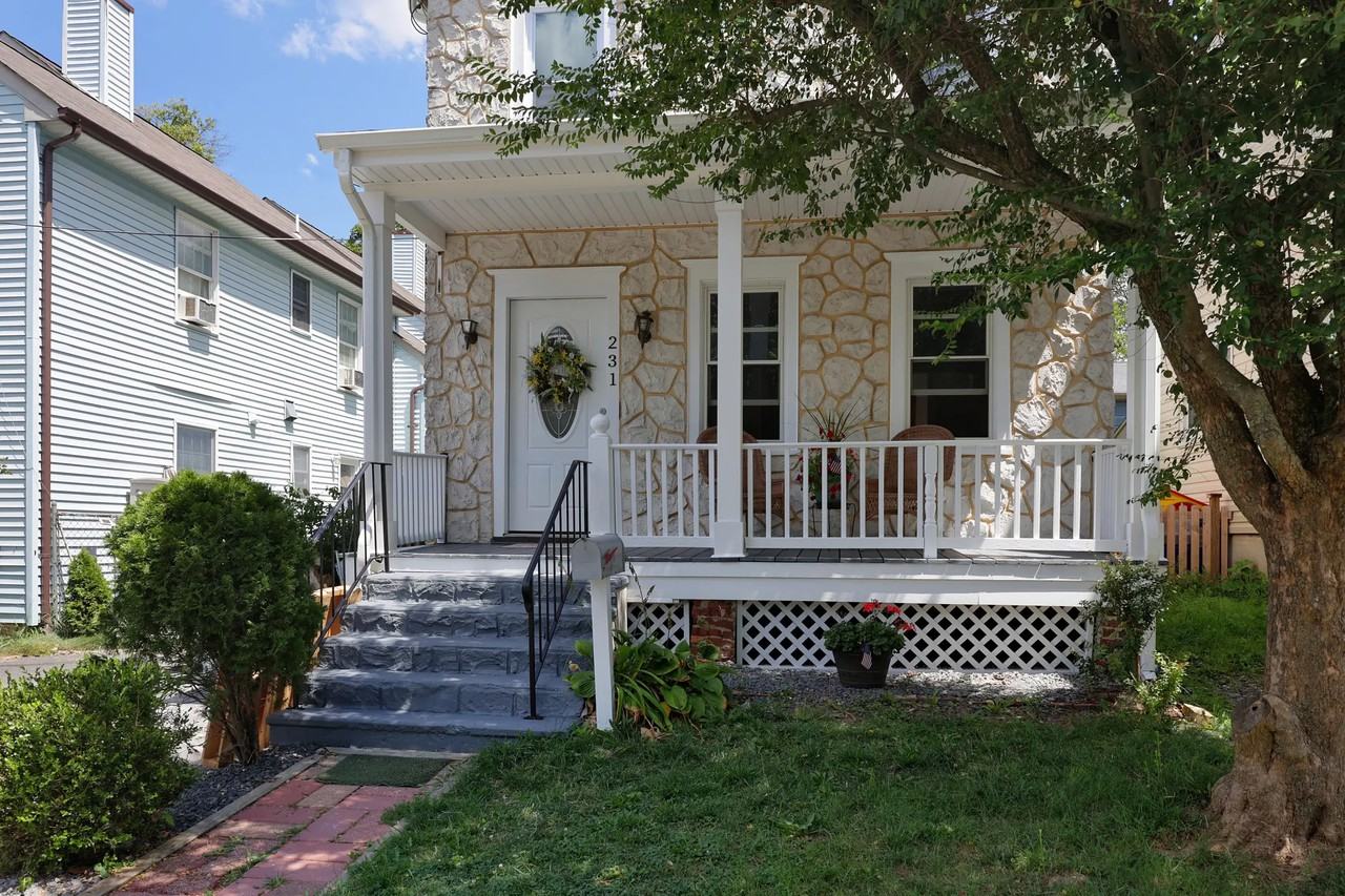 231 John St - Photo 2 of 15