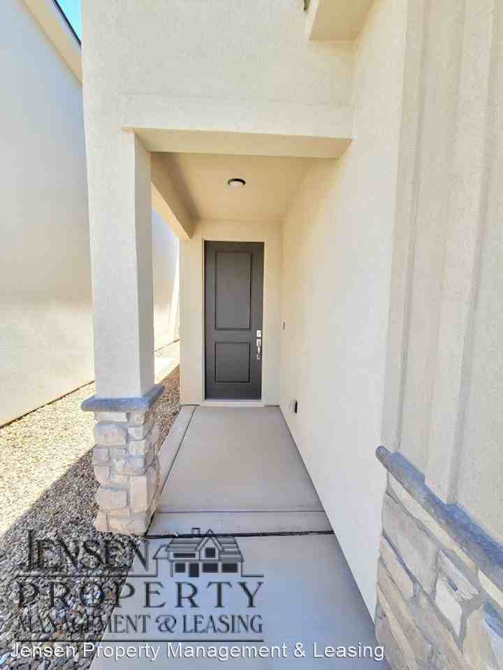 515 S Stewart Creek Cv - Photo 3 of 33