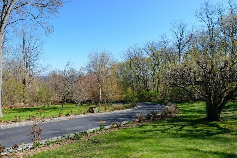 44 Sterling Ln - Photo 2 of 17