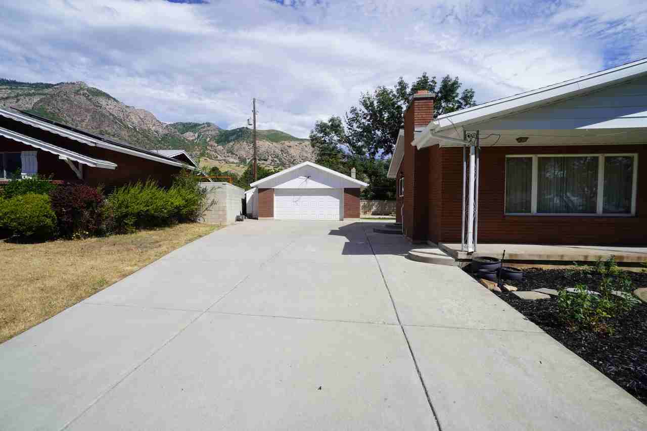 1030 Peach Dr - Photo 3 of 42