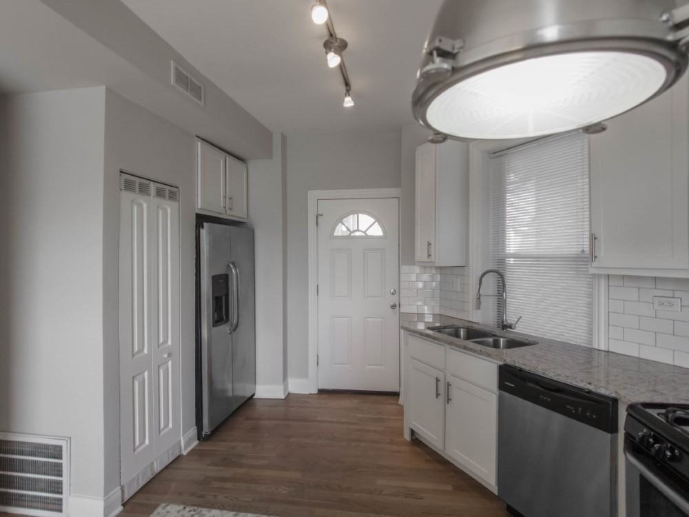4401 N Clark - Photo 3 of 50