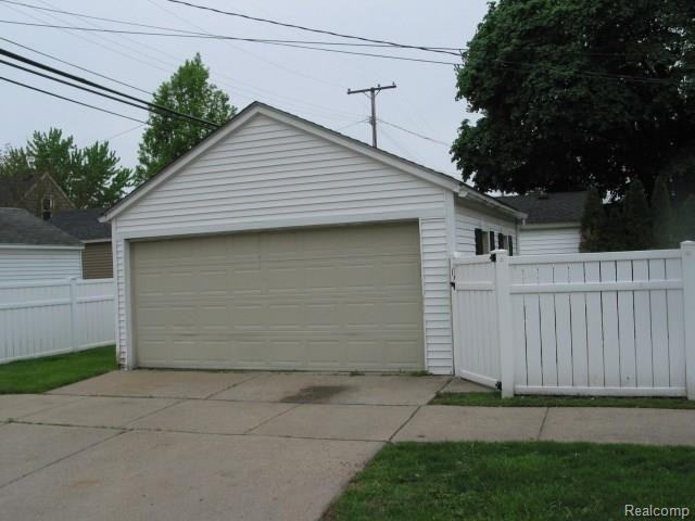 22801 Buckingham St - Photo 3 of 39