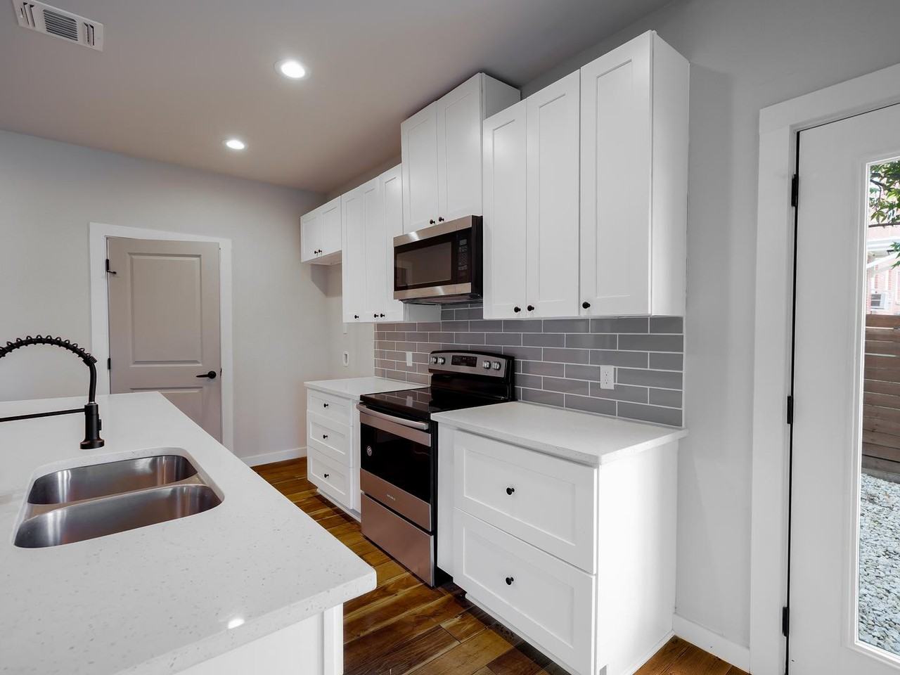 818 Martin Luther King Dr - Photo 6 of 17