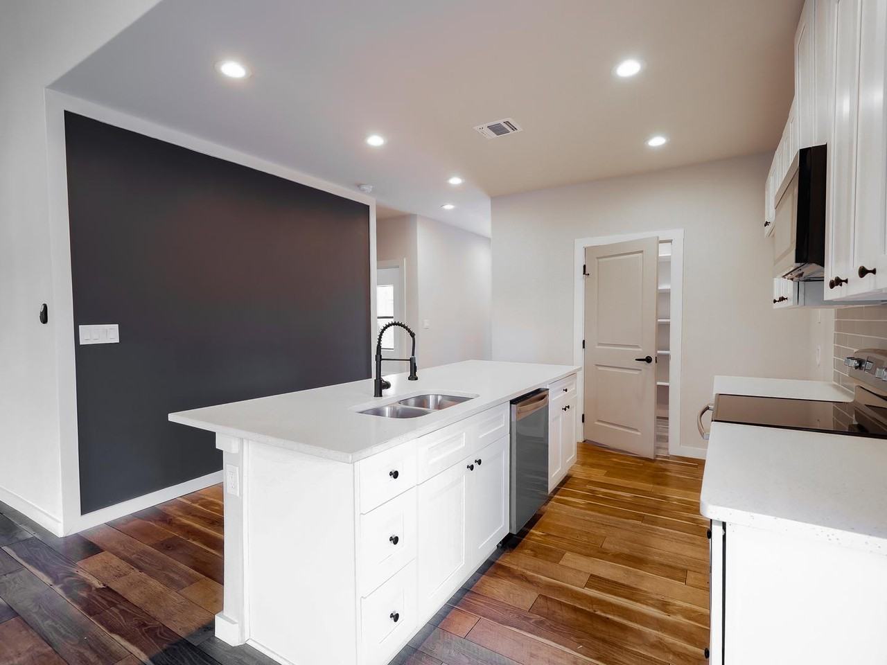 818 Martin Luther King Dr - Photo 5 of 17