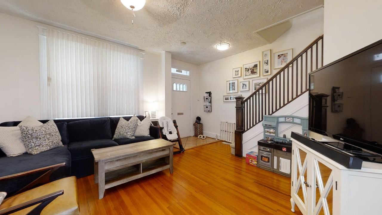 1718 D St Se #1 - Photo 3 of 23