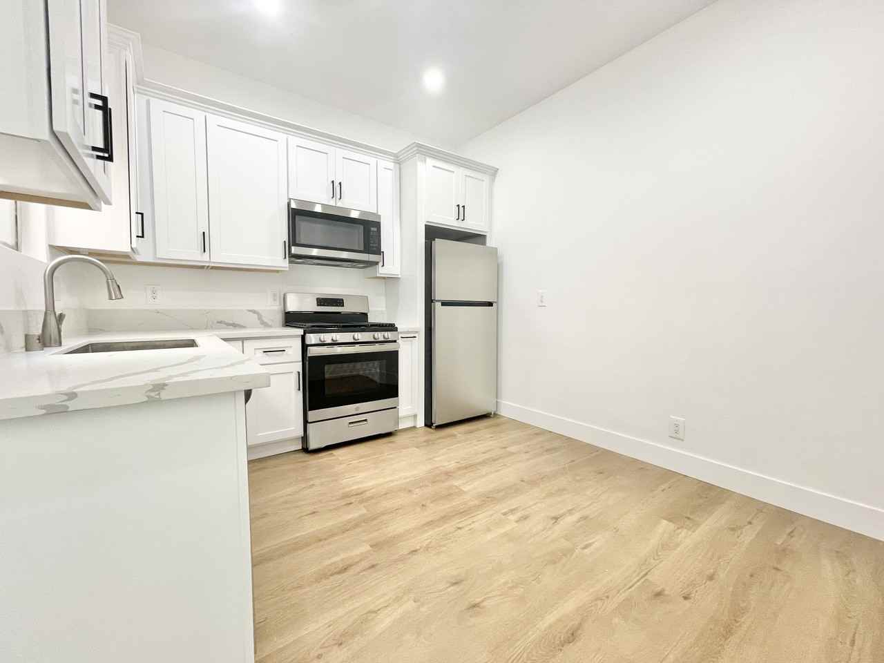 2157 W Washington Blvd #2 - Photo 2 of 9