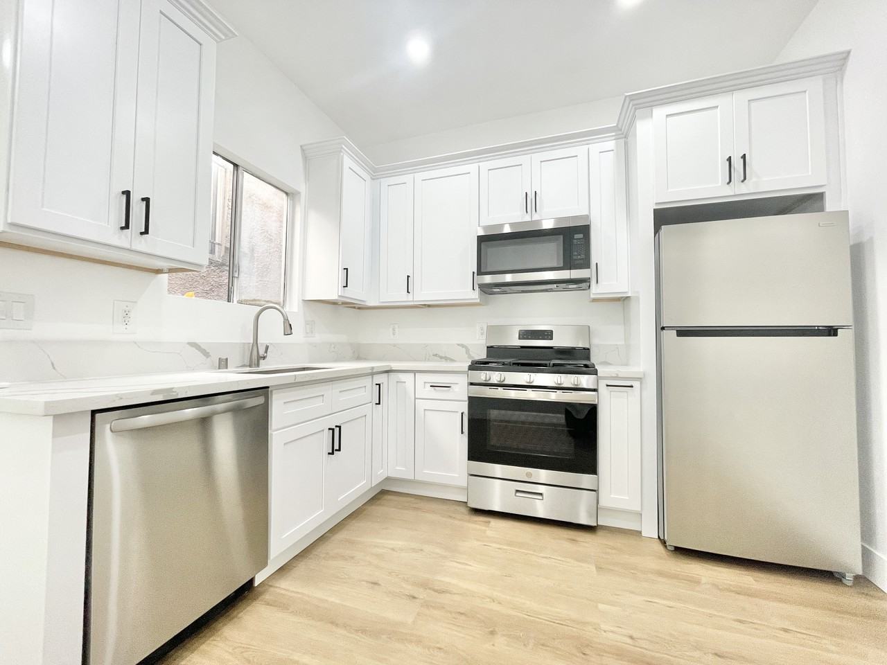 2157 W Washington Blvd #2 - Photo 3 of 9