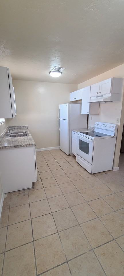 1014 1/2 N Apache Ave - Photo 2 of 10